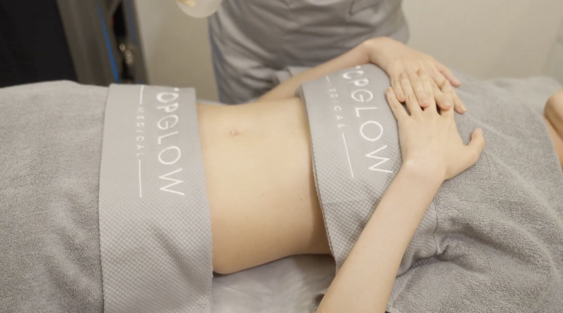 一名女子正在TopGLow美容院準備接受Onda Pro療程。